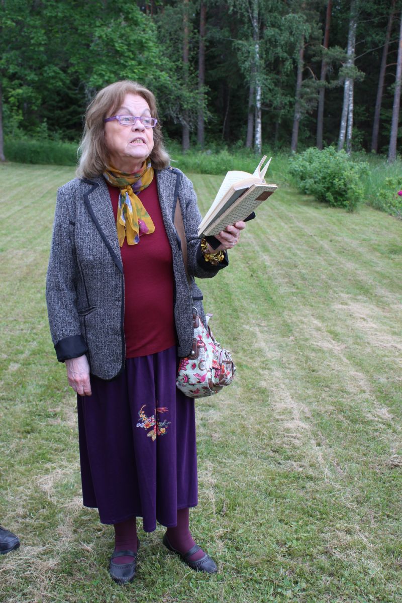 Aase Fridegård Penayo läser ur romanen En natt i juli som Jan skrev här hos sin far i Blomvreten åren 1932-33.